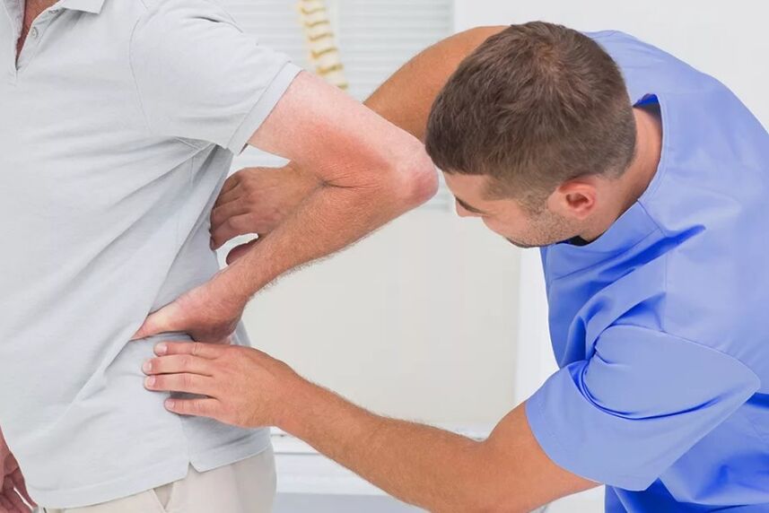 Pacients ar muguras lejasdaļas sāpēm ārsta diagnostiskā izmeklēšanā